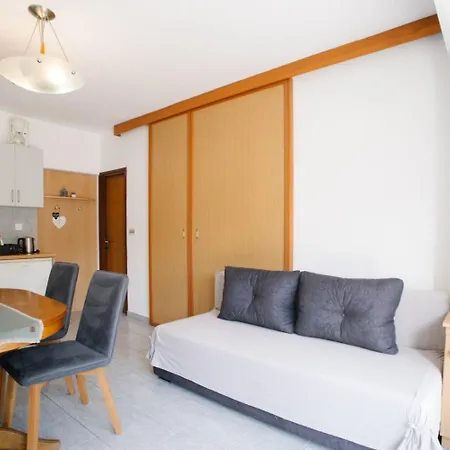 Petri - Close To The Sea Apartment Tisno