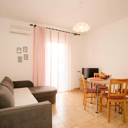 Petri - Close To The Sea Apartment Tisno