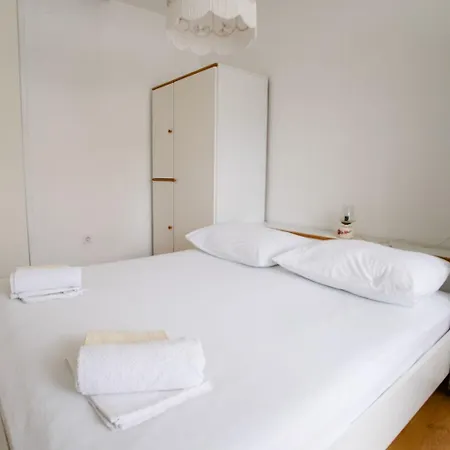 Petri - Close To The Sea Apartment Tisno
