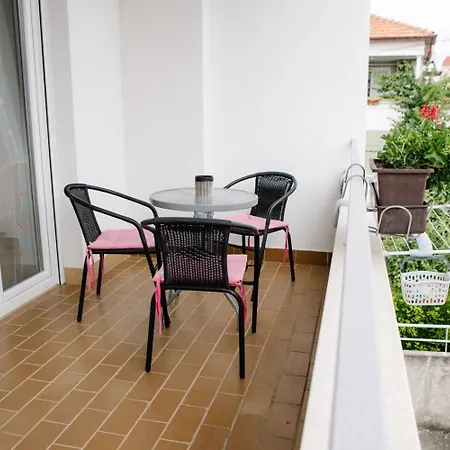 Petri - Close To The Sea Apartment Tisno