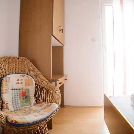 Petri - Close To The Sea Apartment Tisno