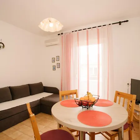 Petri - Close To The Sea Apartment Tisno
